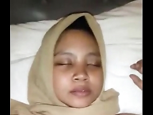 Indonesian cewek jilbab dientot fastening 1 480p