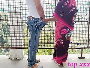 XXX Bengali hot bhabhi astonishing outdoor sex in pink saree in smart thief! XXX Hindi web series sex Be prolonged Incident 2022