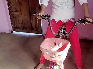 गांव की लड़की साइकिल चलाते हुए चोदा और दोस्तो ने पकड़ा