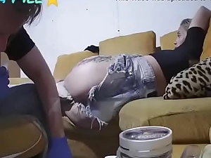 Fada mel provoca tatuador com shortinho enfiado hardly woman in the street cu