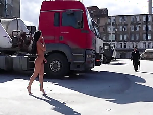 Undressed in public - how it is indeed filmed.