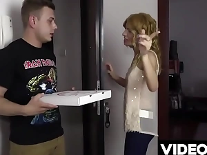 Polskie porno - nadia zalicza dostawc pizzy