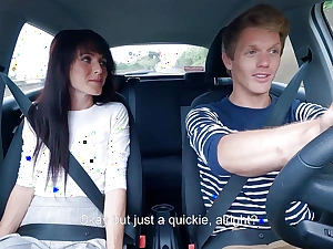 Cheating BF insusceptible to back seats in Mr. Pussylicking car
